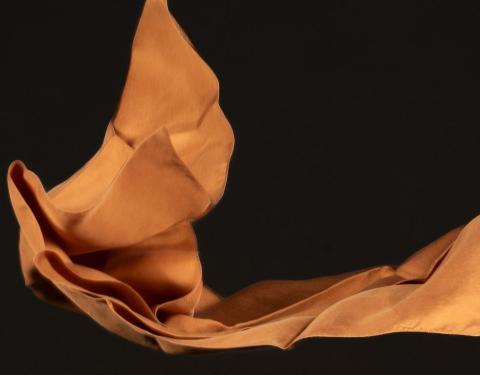 Mustassa tilassa leijuu kangas.