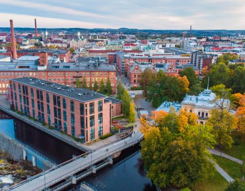 Ilmakuvassa Tammerkoski ja rakennuksia sen ympärillä Tampereen Finlaysonin alueella.