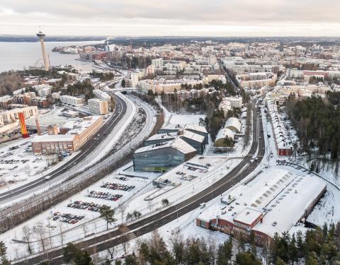 Ilmakuva lumisesta Pyynikinrinteestä. Kuvan etualalla Rollikkahalli. Taustalla näkyy Näsinneula ja kaupungin keskustaa.