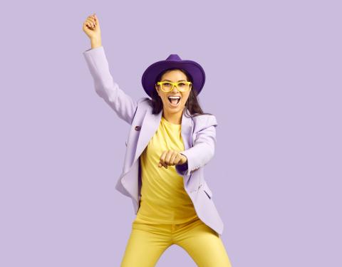 Kuvassa nuori nainen, joka esittää ratsastavansa