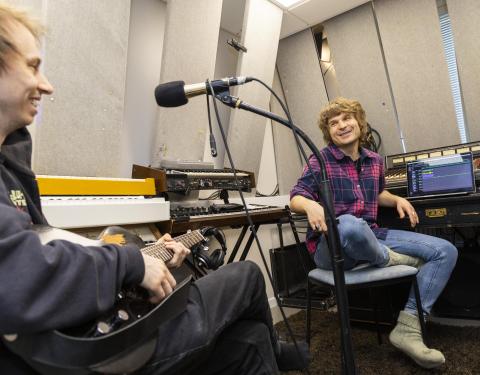 Lauri Sukanen ja Teemu Markkula istuvat Nekalan kulttuurikeskuksen musiikkistudiossa.