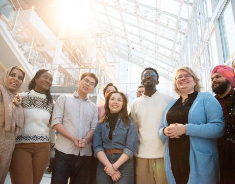 Kahdeksan eri kulttuuritaustaista tamperelaisten seisoo rinnakkain.