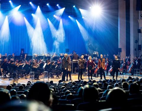 Tampere Filharmonia ja Rajaton esiintyvät Tampere-talon lavalla.