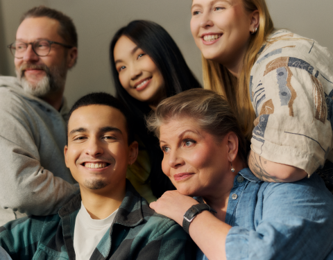 Joukko ihmisiä ryhmäkuvassa