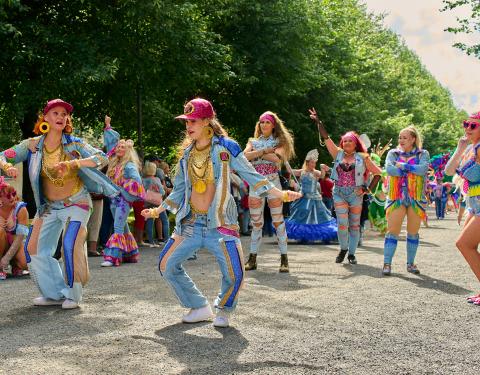 Street dancers in eye-catching outfits in Hämeenpuisto Park.