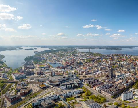 Ilmakuva kesäisestä Tampereen keskustasta järvien välissä.