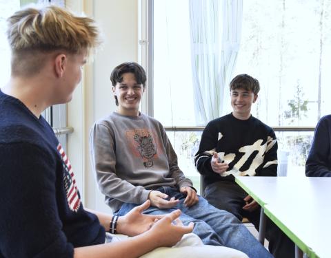 Voitto Liljeroos, Ignazio Vasquez, Enrique Dominguez ja Aaro Yläkangas keskustelivat istuen huoneessa.