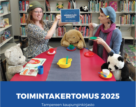 Kirjaston toimintakertomuksen kansi. Kuvassa kaksi kirjaston työntekijää istuu pehmolelujen kanssa "kahvilla" pöydän ympärillä. Toisella työntekijällä on kädessään kyltti, jossa lukee Messukylän kirjasto. Toisella työntekijällä on leikkikahvikuppi ja -lautanen. 