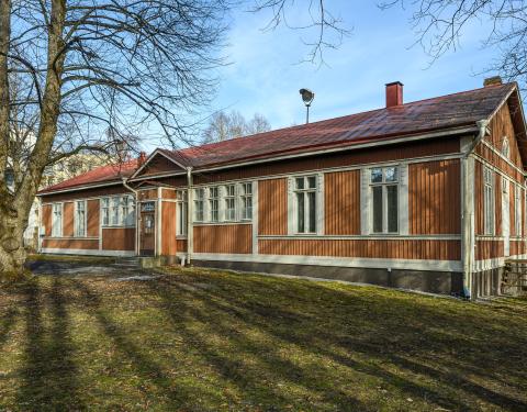 Kuvassa puurakenteinen Winterin maali- ja tapettitehtaan entinen pääkonttori