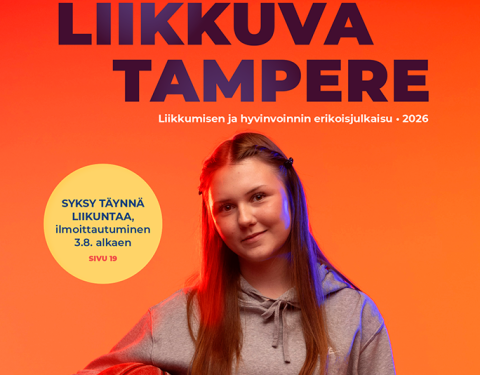 Tyttö hymyilee koripallo kainalossa 