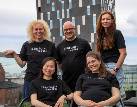 Elina Wallin (vas.), Ville Brusi, Mia Häkkinen, Shanshan Du ja Tredun Abigeil Varuhin poseeraavat ryhmässä Startup.Tampereen kattoterassilla.