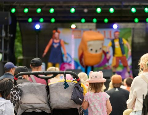 The audience at the Puistofiesta watching the performance