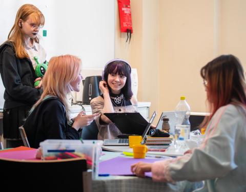 Nuoria istumassa nuorten kulttuurikeskuksen Kuplassa