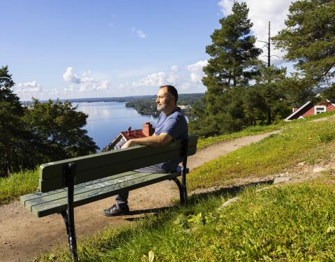 Rosario Fina istuu penkillä loppukesästä 2026.