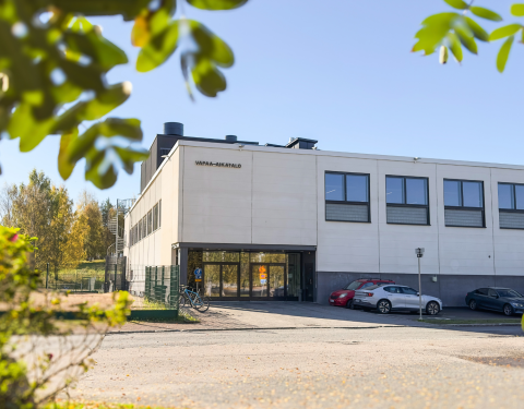 Aurinkoinen kuva Kaukajärven vapaa-aikatalon sisäänkäynnistä. 