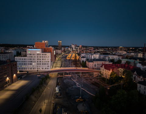 Valmistunut Erkkilän silta, kuvattuna iltahämärässä ilmasta.