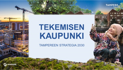 Etualalla sammalella istuva, ylöspäin osoittava hymyilevä lapsi ja taustalla Tampereen kaupunkimaisemaa. Teksti TEKEMISEN KAUPUNKI - TAMPEREEN STRATEGIA 2030. 