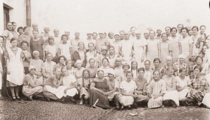 Ryhmäkuvassa Finlaysonin kutomon työväkeä vuonna 1921.