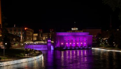 Tammerkoski ja keskivoimala pimeän aikaan violetissa juhlavalaistuksessa.