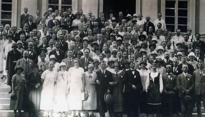 Suuri joukko ihmisiä seisoo kirjastotalon edessä portailla.