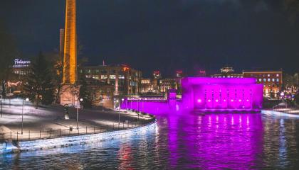 Tammerkosken putous ja keskivoimala pinkissä valaistuksessa.