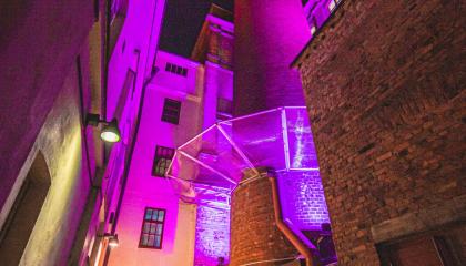 Finlaysonin piippu pinkissä valaistuksessa.