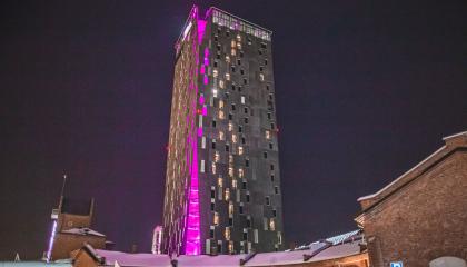 Hotelli Torni pinkissä valaistuksessa.