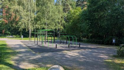 Ulkokuntoilupaikka Ahvenispuistossa.