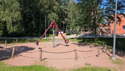 Leikkiväline Ahvenispuistossa.
