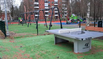 Pingispöytä Ahvenispuistossa.