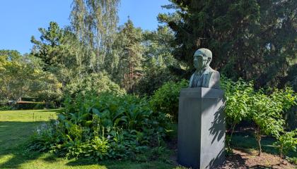 Klingendahlin patsas Eteläpuistossa.