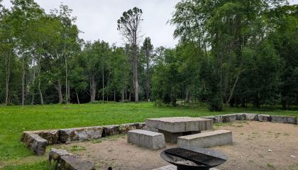 Kaukaniemen grillipaikka puretun talon perustuksilla.