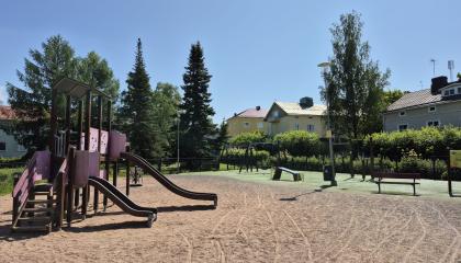 Leikkivälineitä Lampipuistossa.