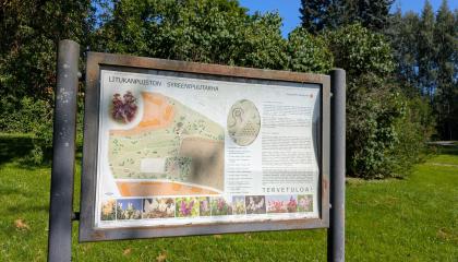 Infotaulu Litukanpuiston syreenipuistosta.