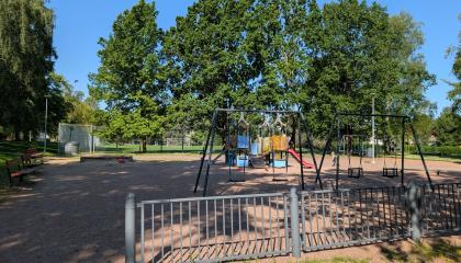 Leikkivälineitä Litukanpuiston leikkipaikalla.