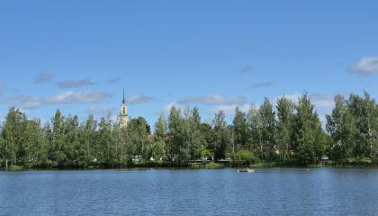 Pahalampi, jonka taustalla näkyy Viinikan kirkko.