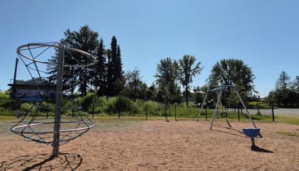 Leikkivälineitä Pahalammenpuistossa.