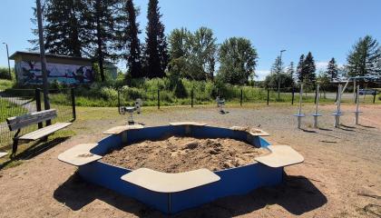 Leikkivälineitä Pahalammenpuistossa.