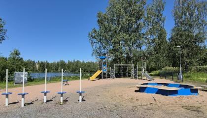 Leikkivälineitä Pahalammenpuistossa.