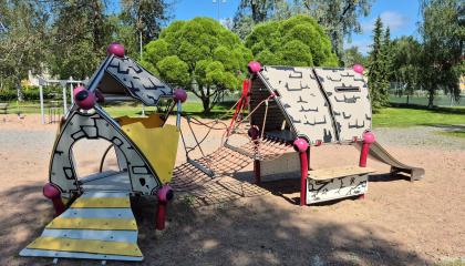 Leikkivälineitä Riihipuistossa.