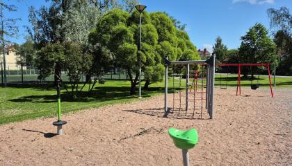 Leikkivälineitä Riihipuistossa.