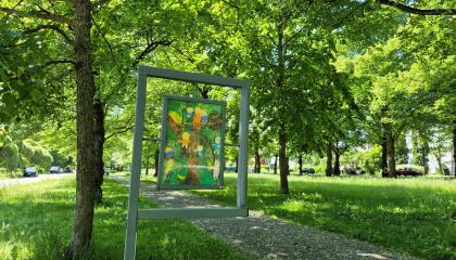 Taideteos kehystettynä Viinikanpuistossa.