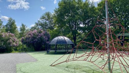 Vihiojanpuiston pelipuisto.