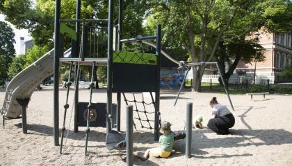 Lapset leikkivät Pyynikin kirkkopuiston leikkipaikalla.