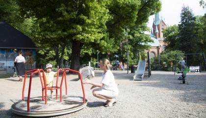 Lapset leikkivät Pyynikin kirkkopuiston leikkipaikalla.