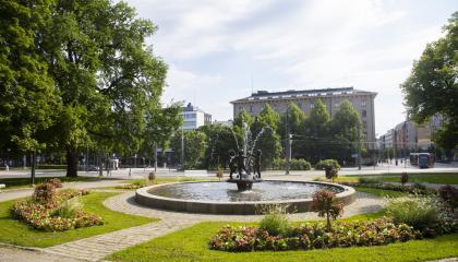 Pyynikin kirkkopuiston suihkulähde ja muotopuutarha.