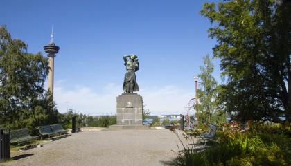 Kurun haaksirikon muistomerkki Näsinpuistossa.