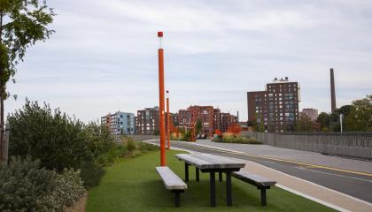 Näsin puistosillan penkkejä ja pöytä.