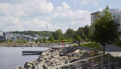 Ranta-Tampellan rantapuistoa ja kivikkoa.