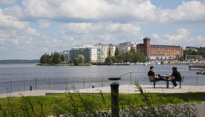 Ranta-Tampellan terassialue kalusteineen, taustalla Lapinniemi.